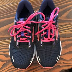 Women’s Brooks size 8 blue sneakers